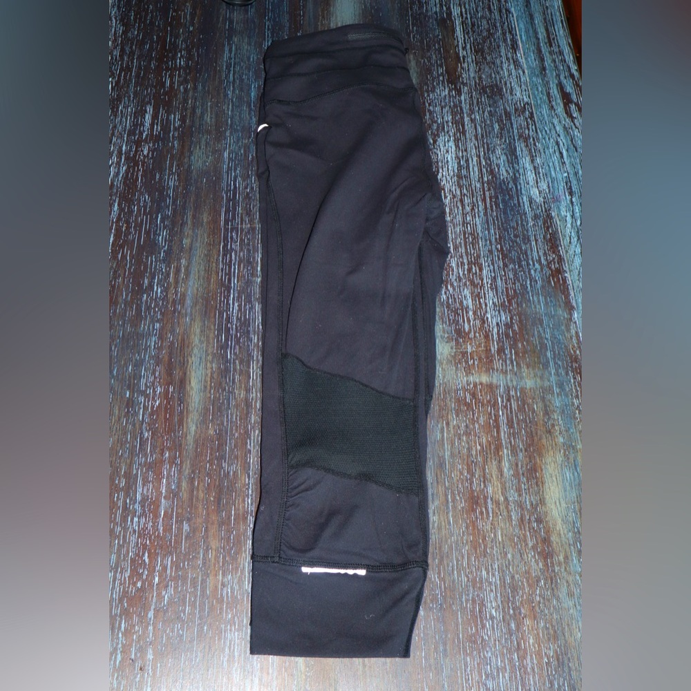 Athleta slash pocket mesh calf Capri in black